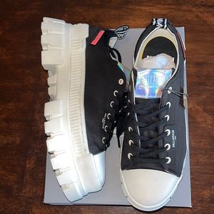 Womens 8.5

Palladium 

Revolt lo tx